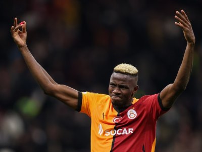 Osimhen əməliyyat olunub, 6 həftə oynamayacaq