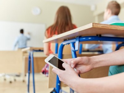 Uşaqlara telefon qadağası müzakirə olunur