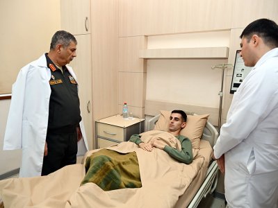 Zakir Həsənov&nbsp;müalicə olunan hərbi qulluqçuları ziyarət etdi