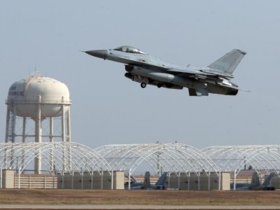 ABŞ qırıcısı Səudiyyə Ərəbistana təcili eniş etdi