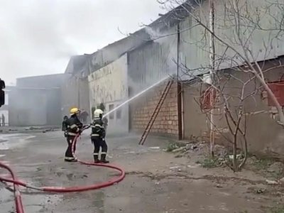 Binəqədidə&nbsp;anbar yanır&nbsp;- FOTO