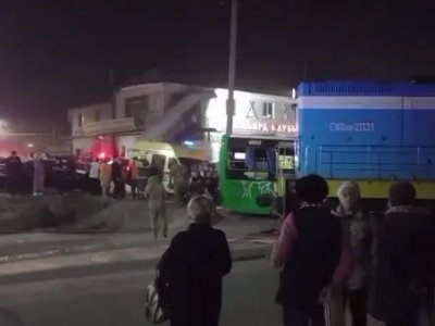 Avtobus qatarla toqquşdu, xəsarət alanlar var