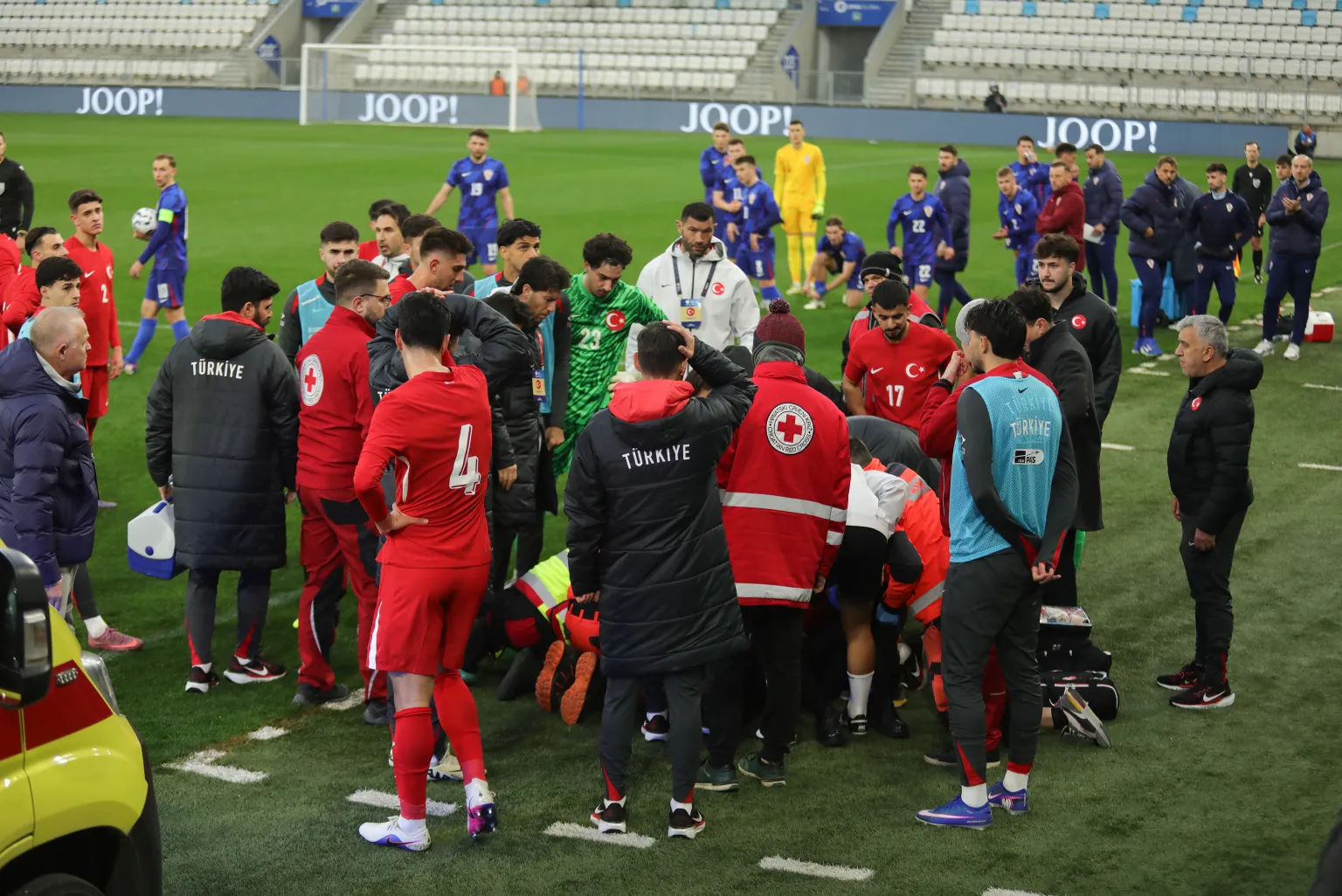 Türkiyə yığmasının baş məşqçisi&nbsp;huşunu itirdi-FOTO