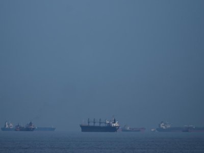 400 gəmi Hörmüzdən keçid icazəsi gözləyir