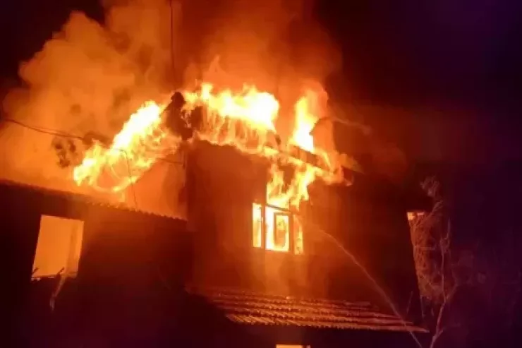 Salyanda dördotaqlı ev kül oldu