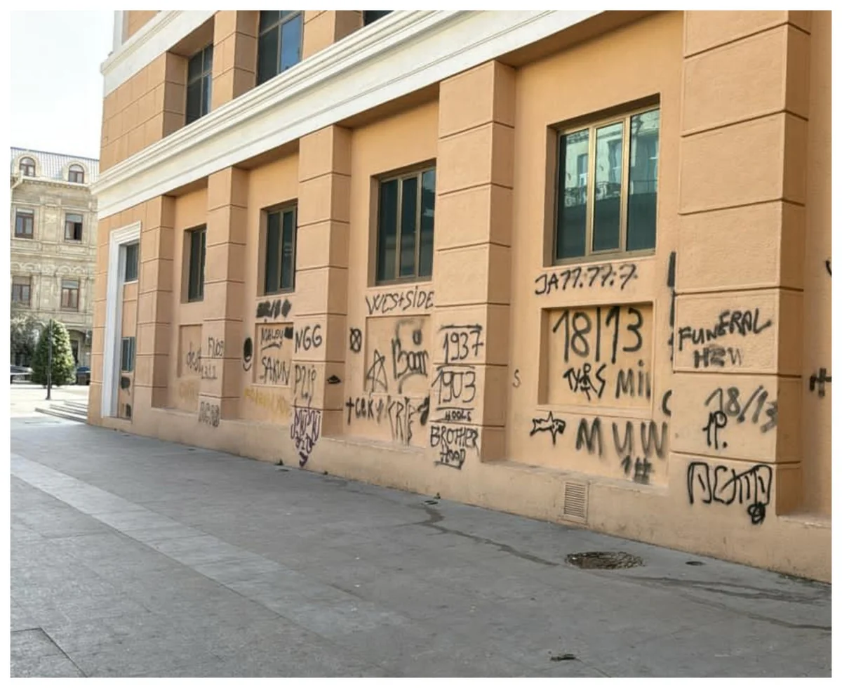 Nizami Kino Mərkəzinin&nbsp;divarını yazanlar SAXLANILDI