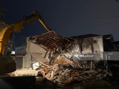 Keşlədə&nbsp;kollektorun üzərində tikilən ev sökülür