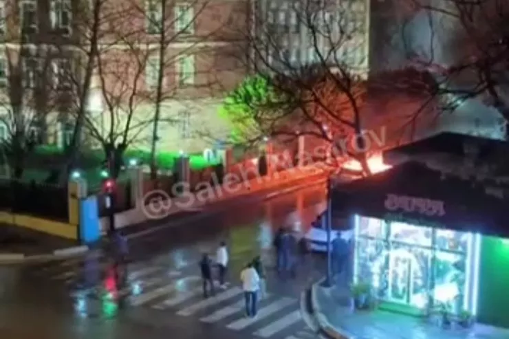 Hərbi Prokurorluğun qarşısında maşın yandı