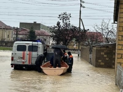 Sel nəticəsində bina uçdu