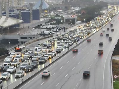 Yağışlı Bakının tıxaclı YOLLARI