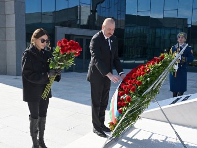 Prezidentlə xanımı&nbsp;Tbilisidə Qəhrəmanlar Memorialını ziyarət etdi