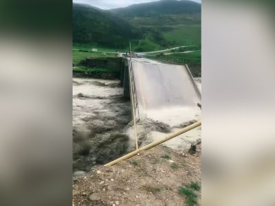 Sel Siyəzəndə körpünü uçurdu - Kəndlərlə əlaqə kəsildi