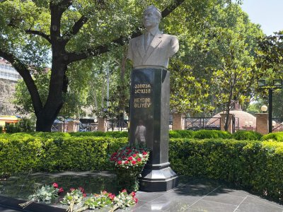 İlham Əliyev Tbilisidə&nbsp;Heydər Əliyevin abidəsini ziyarət etdi