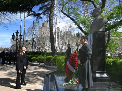 Ильхам Алиев посетил&nbsp;памятник Гейдара Алиева в Тбилиси