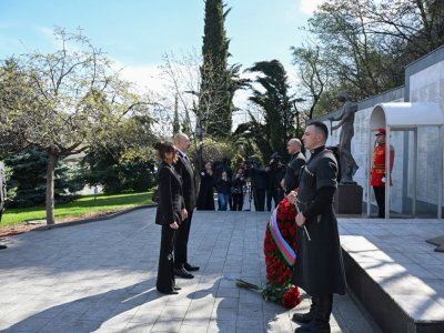 Президент с супругой&nbsp;в Тбилиси посетили Мемориал Героев