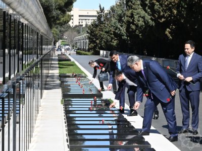 Qazaxıstanlı nazirlər&nbsp;Şəhidlər xiyabanını və Zəfər parkını ziyarət edib