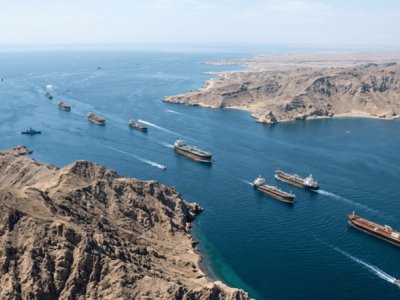 Hörmüz boğazında 800-dən çox gəmi qalıb