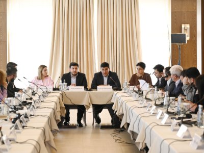 Azərbaycanlılarla ermənilərin görüşü başladı