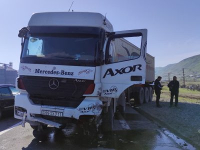 Bakı-Quba yolunda yük və minik avtomobilləri toqquşdu&nbsp;- FOTOLAR