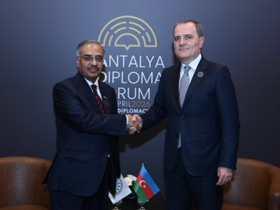 Ceyhun Bayramov "D-8" təşkilatının baş katibi ilə görüşdü