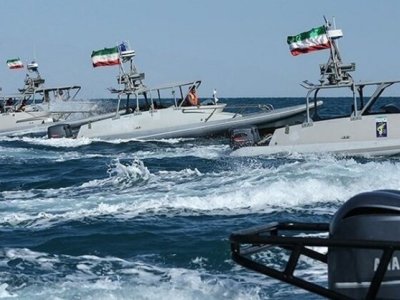 İran Hörmüz boğazında iki xarici gəmini saxladı