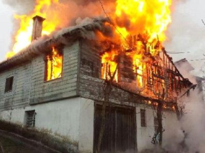 Ağcabədidə ev yandı: yeniyetmə öldü