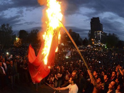 Türkiyə bayrağının yandırılması sülhə təxribatdır - politoloq