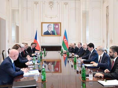 Prezidentlə Baş nazirin geniş təkibdə görüşü keçirilir