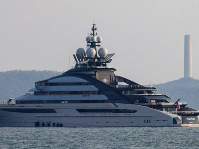 Rus milyarderin yarım milyardlıq yaxtası Hörmüzdən keçdi