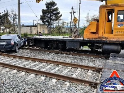 Dəmir yolu keçidində iki avtomobil qatarla toqquşdu