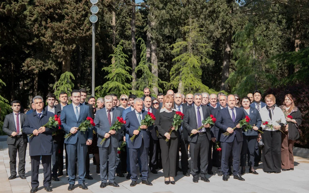 BMU-nun kollektivi Ulu Öndərin xatirəsini ehtiramla yad edib - FOTOLAR
