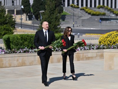 İlham Əliyev xanımı ilə&nbsp;müharibədə həlak olanların xatirəsini anıblar - FOTO