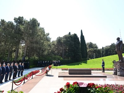 Konstitusiya Məhkəməsinin kollektivi Ulu Öndərin məzarını ziyarət etdi
