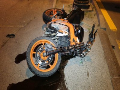 Motosiklet piyada keçidinə çırpıldı, sürücü öldü