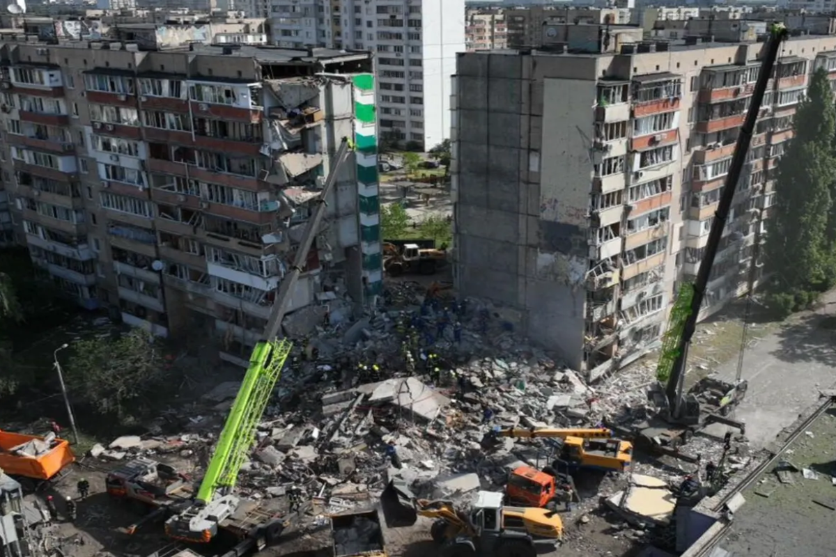 Kiyevdə dağıntılar altından 24 nəfərin meyiti çıxarıldı