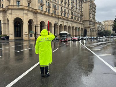 Əlverişsiz hava ilə bağlı sürüclərə xəbərdarlıq