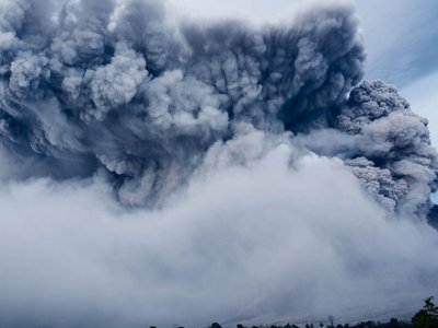 Kamçatkada 4,5 kilometr hündürlükdə vulkan püskürüb