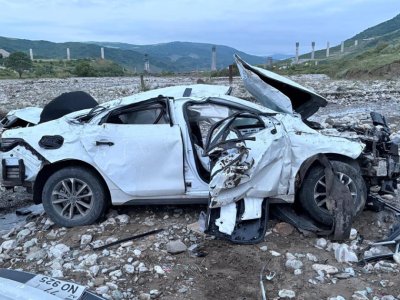 Ağsuda dəhşətli qəza - yoldan çıxan avtomobil çaya düşdü