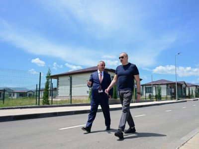 Prezident Xocalıda hərbçilər üçün evlərə baxıb