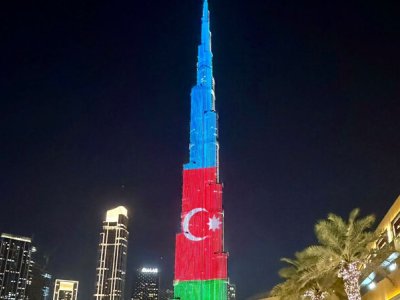 Dünyanın ən hündür göydələni Azərbaycan Bayrağında