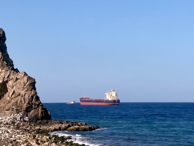ABŞ Oman körfəzində yük gəmisini VURDU