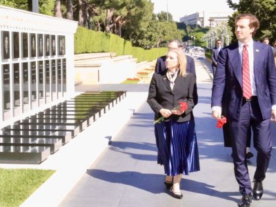 ABŞ Dövlət katibinin köməkçisi Şəhidlər xiyabanını ziyarət etdi