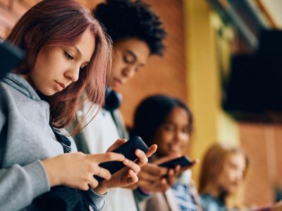 Məktəblərdə telefon və ağıllı saatlar qadağan ediləcək