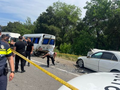 Məktəbliləri aparan mikroavtobus qəzaya uğradı - FOTO