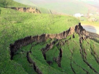 Laza kəndində torpaq sürüşməsi