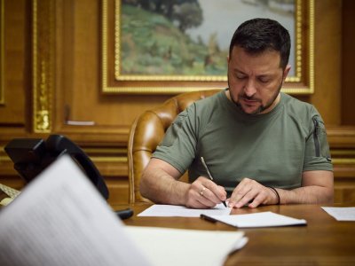 Zelenski rus dili ilə bağlı qanun imzaladı