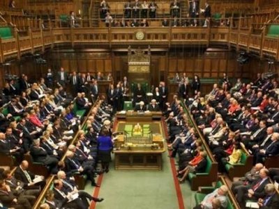 Böyük Britaniyada uşaqlara sosial media qadağan edilir