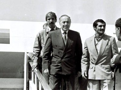 Elçibəy Heydər Əliyevə üç dəfə xüsusi təyyarə göndərmişdi - Bir şəklin tarixçəsi