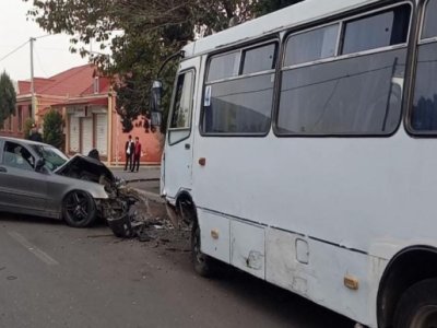 Sərnişin avtobusu avtomobilə çırpılıb, xəsarət alanlar var