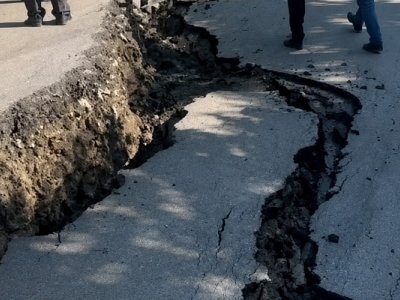 Qubada yolun asfalt örtüyü çökdü - FOTO